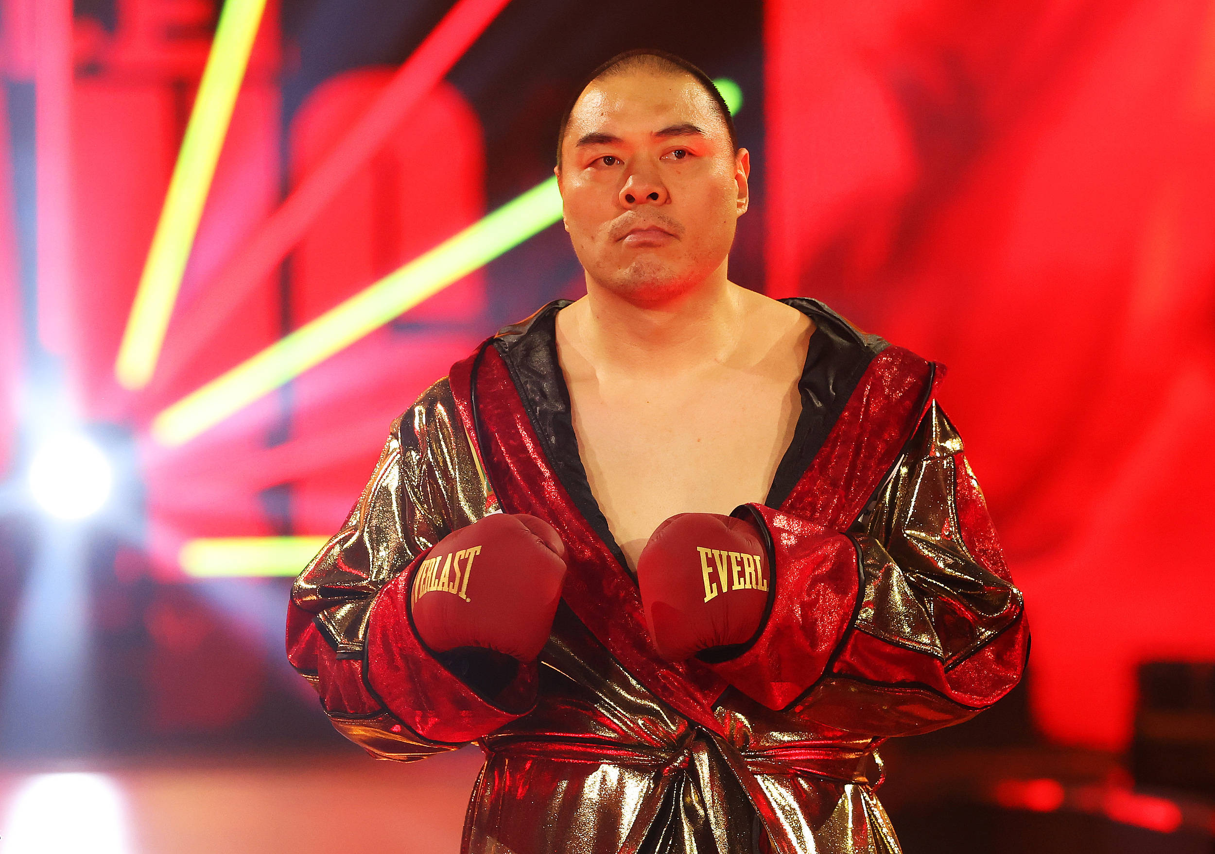 拳击传奇谢幕，球迷泪洒赛场