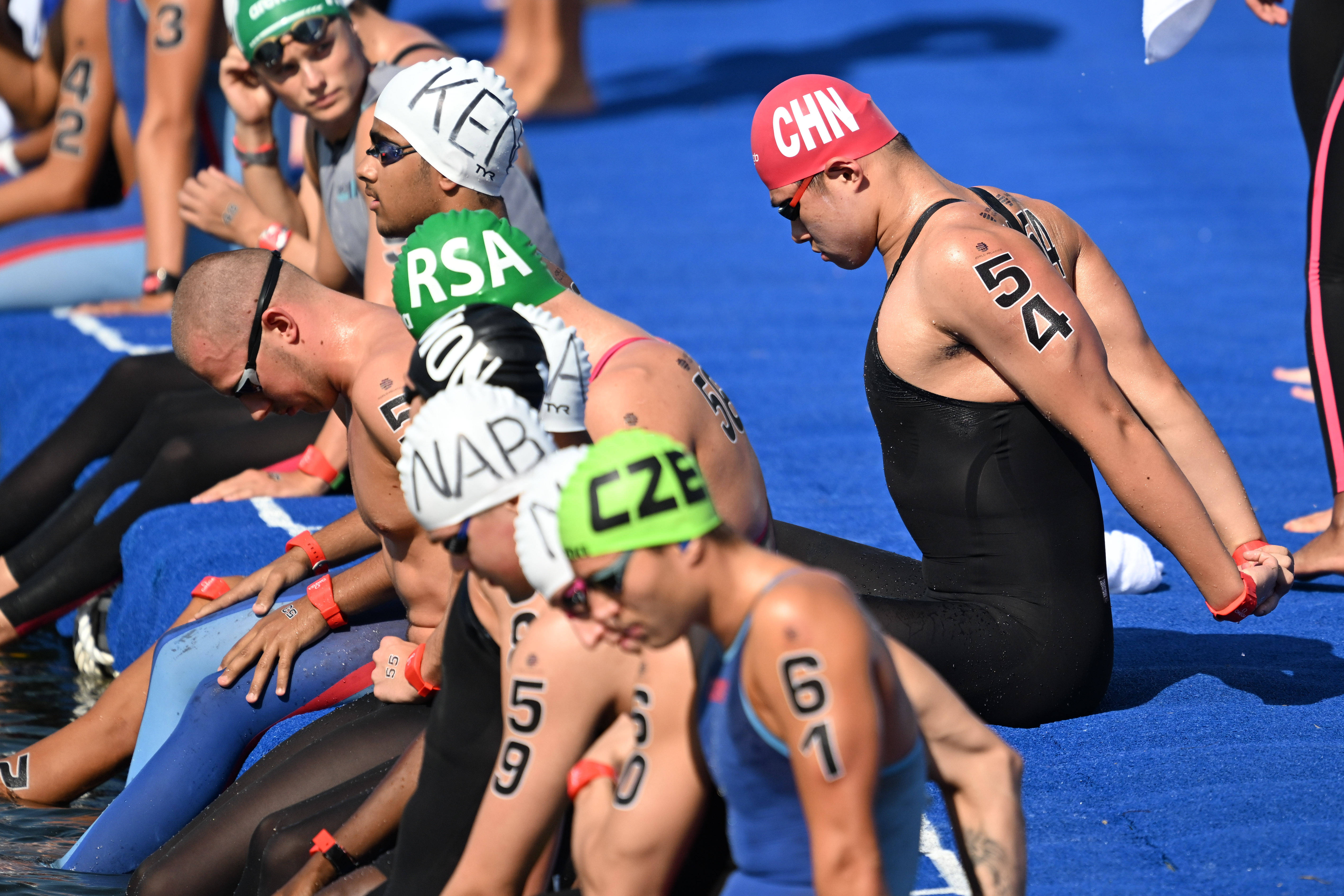 关于冷门频出！游泳战况跌宕起伏的信息