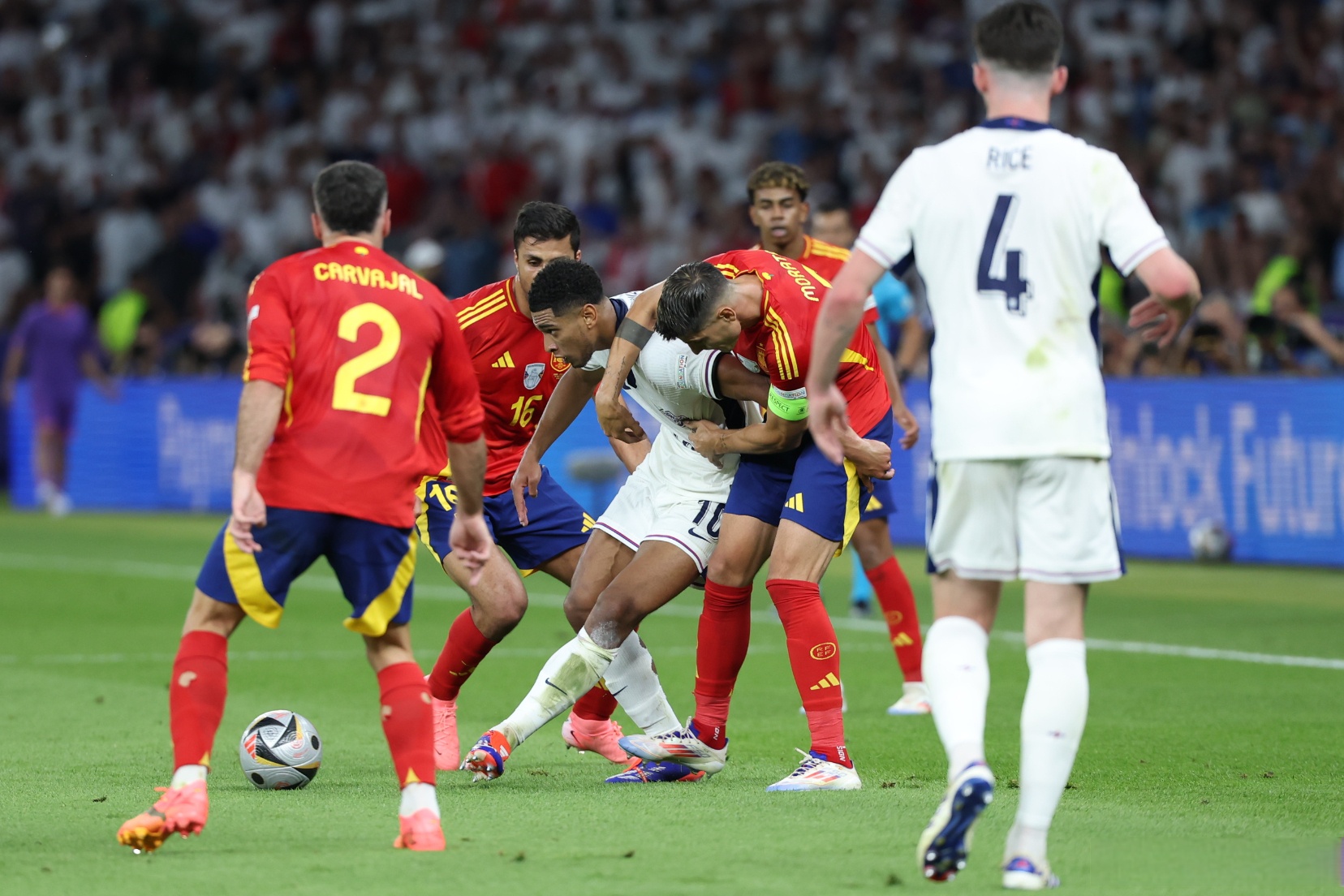 拉沃尔杯轻取联合杯，西西帕斯点燃赛场