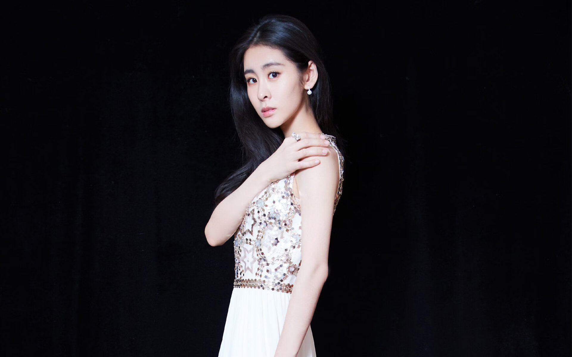 压制艺术的跨领域共鸣，从德布劳内的手术刀传球到希腊的团队协奏